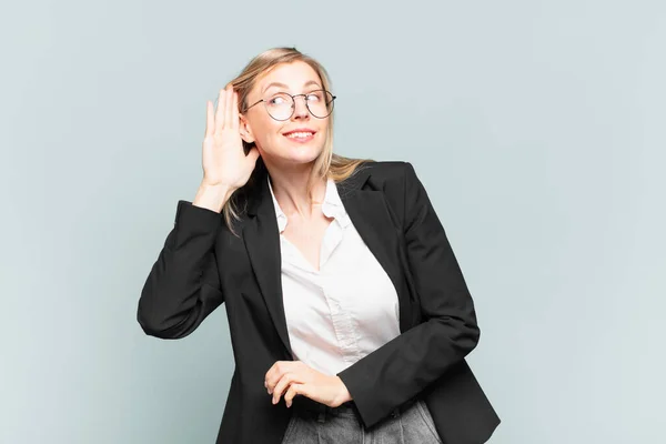 Giovane Bella Donna Affari Guardando Serio Curioso Ascolto Cercando Ascoltare — Foto Stock