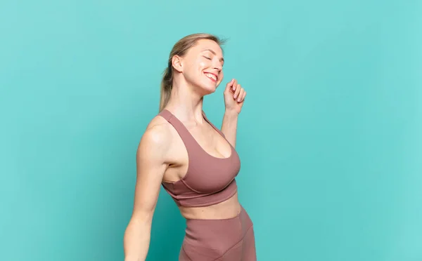 Joven Rubia Sonriendo Sintiéndose Despreocupada Relajada Feliz Bailando Escuchando Música — Foto de Stock