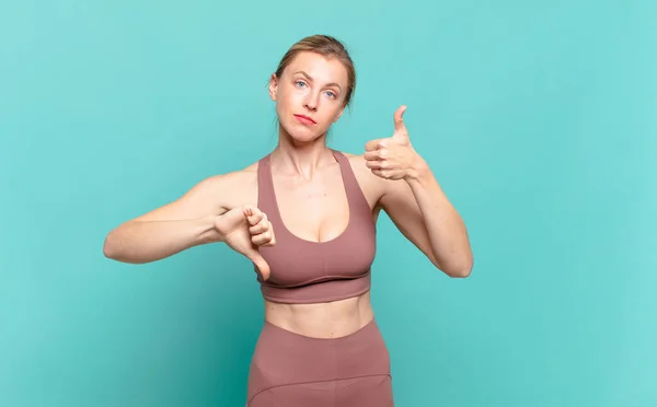 Young Blond Woman Feeling Confused Clueless Unsure Weighting Good Bad — Stock Photo, Image