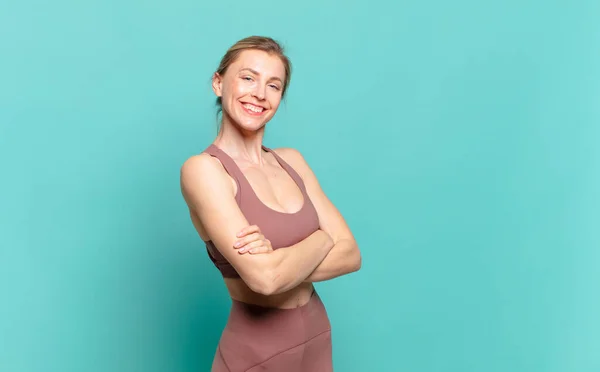 Jovem Loira Rindo Feliz Com Braços Cruzados Com Uma Pose — Fotografia de Stock