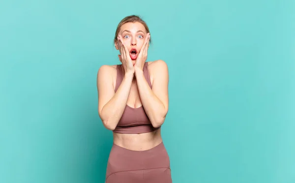 Young Blond Woman Feeling Shocked Scared Looking Terrified Open Mouth — 스톡 사진