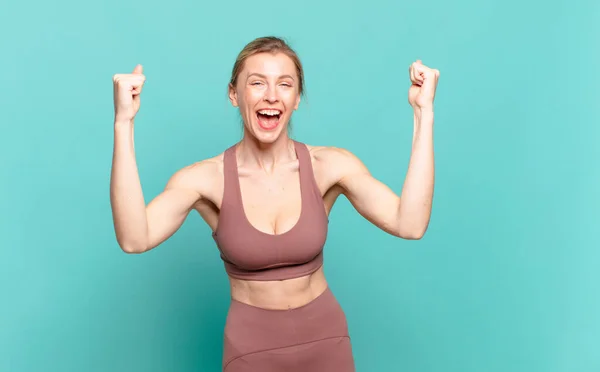 Jovem Loira Sentindo Feliz Surpreso Orgulhoso Gritando Celebrando Sucesso Com — Fotografia de Stock