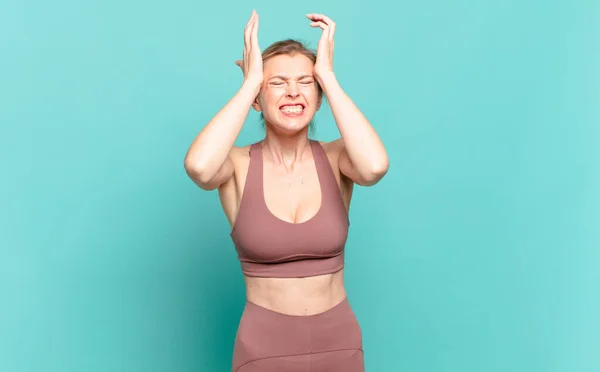 Jeune Femme Blonde Sentant Stressée Anxieuse Déprimée Frustrée Par Mal — Photo