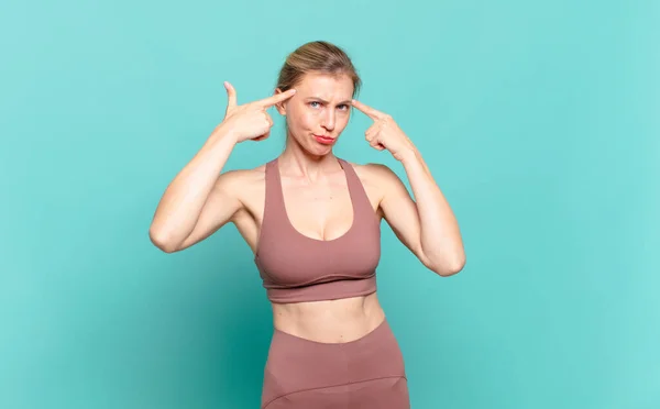 Jeune Femme Blonde Avec Regard Sérieux Concentré Remue Méninges Penser — Photo