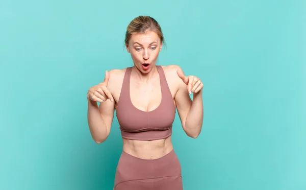 Young Blond Woman Feeling Shocked Open Mouthed Amazed Looking Pointing — Stock Photo, Image