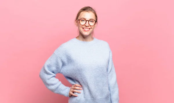 Jovem Bonita Mulher Loira Sorrindo Feliz Com Uma Mão Quadril — Fotografia de Stock