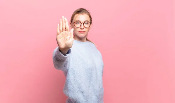 Jong Mooi Blond Vrouw Zoek Serieus Streng Ontevreden Boos Tonen — Stockfoto