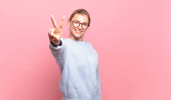 Ung Söt Blond Kvinna Ler Och Ser Glad Sorglös Och — Stockfoto