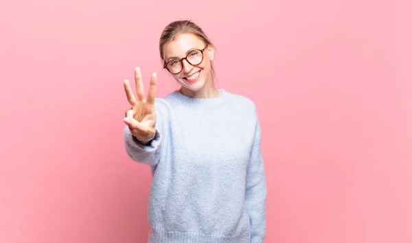 Junge Hübsche Blonde Frau Lächelt Und Sieht Freundlich Aus Zeigt — Stockfoto