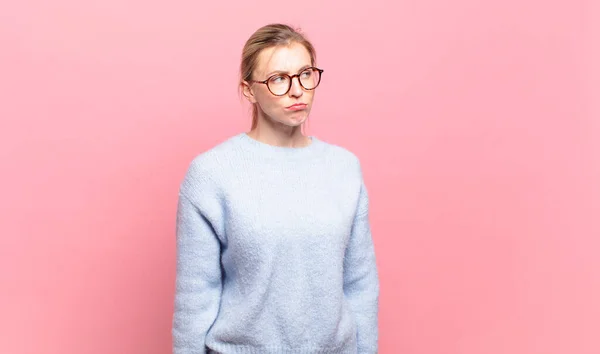 Junge Hübsche Blonde Frau Die Sich Traurig Verärgert Oder Wütend — Stockfoto