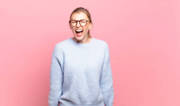 Jonge Mooie Blonde Vrouw Schreeuwen Agressief Kijken Erg Boos Gefrustreerd — Stockfoto