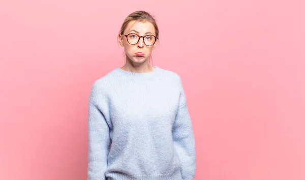 Jong Mooi Blond Vrouw Gevoel Verdrietig Zeurderig Met Een Ongelukkige — Stockfoto