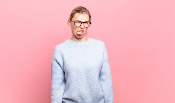 Jong Mooi Blond Vrouw Gevoel Walgelijk Geïrriteerd Steken Tong Uit — Stockfoto