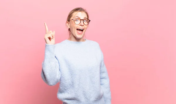 Ung Söt Blond Kvinna Känner Sig Som Glad Och Upphetsad — Stockfoto