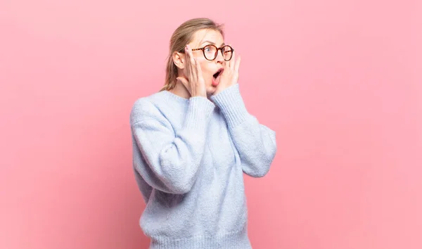 Joven Mujer Rubia Bonita Sintiéndose Feliz Emocionada Sorprendida Mirando Lado —  Fotos de Stock