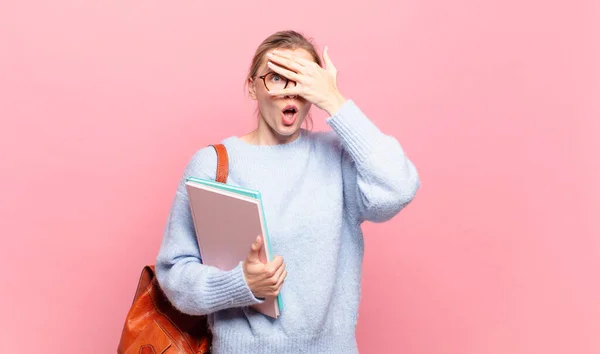 Giovane Bella Studentessa Che Sembra Scioccata Spaventata Terrorizzata Coprendo Viso — Foto Stock