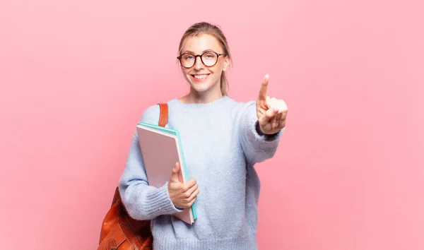 Jovem Estudante Bonita Sorrindo Orgulhosamente Confiantemente Fazendo Número Pose Triunfante — Fotografia de Stock