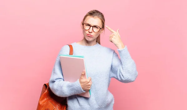 Giovane Bella Studentessa Sente Confuso Perplesso Mostrando Che Sei Pazzo — Foto Stock