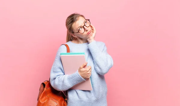 Giovane Bella Studentessa Sente Annoiato Frustrato Assonnato Dopo Compito Noioso — Foto Stock