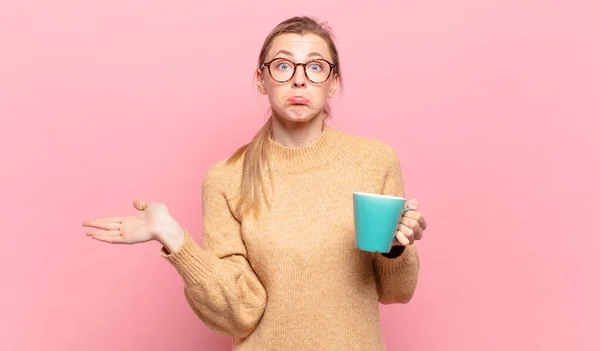 Joven Rubia Sintiéndose Desconcertada Confundida Dudando Ponderando Eligiendo Diferentes Opciones — Foto de Stock