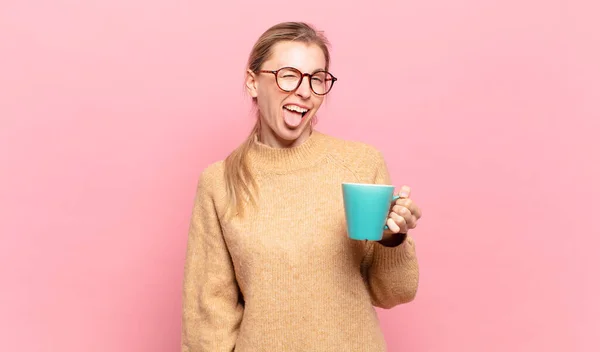 Jonge Blonde Vrouw Met Vrolijke Zorgeloze Rebelse Houding Grappen Maken — Stockfoto