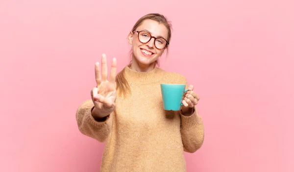 Joven Rubia Sonriendo Mirando Amigable Mostrando Número Tres Tercero Con —  Fotos de Stock