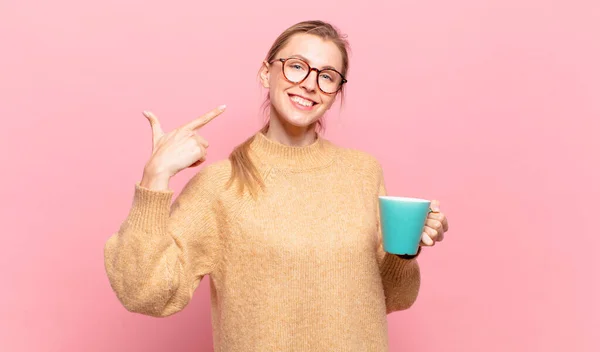 Jonge Blonde Vrouw Glimlachend Vol Vertrouwen Wijzend Naar Een Eigen — Stockfoto