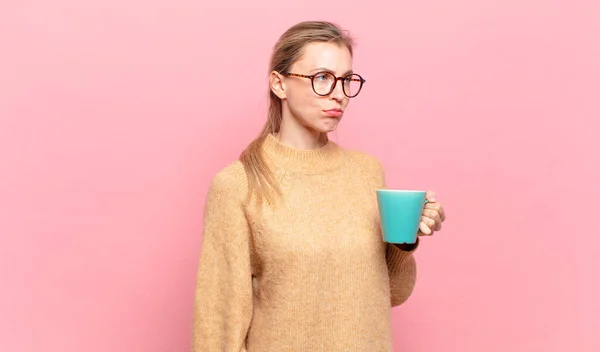 Junge Blonde Frau Die Traurig Aufgebracht Oder Wütend Ist Und — Stockfoto