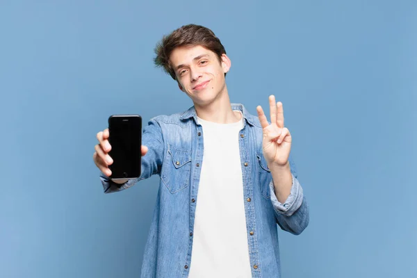 Menino Sorrindo Olhando Amigável Mostrando Número Três Terceiro Com Mão — Fotografia de Stock