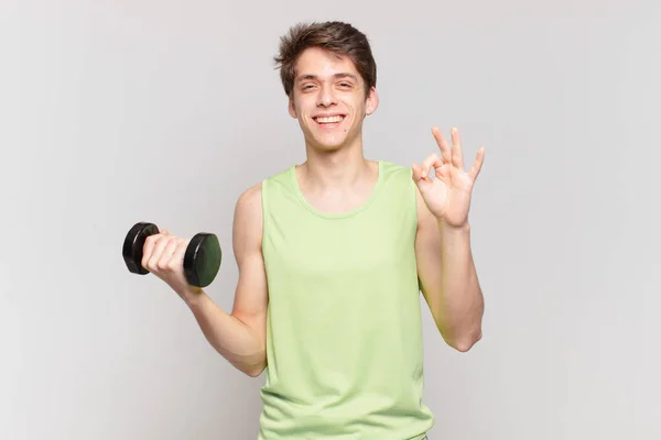 Menino Sentindo Feliz Relaxado Satisfeito Mostrando Aprovação Com Gesto Sorrindo — Fotografia de Stock