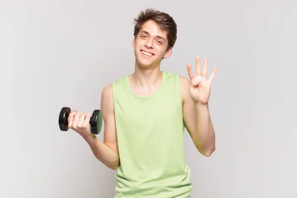 Menino Sorrindo Olhando Amigável Mostrando Número Quatro Quarto Com Mão — Fotografia de Stock