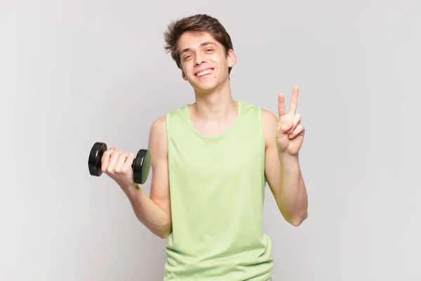 Menino Sorrindo Olhando Amigável Mostrando Número Dois Segundo Com Mão — Fotografia de Stock