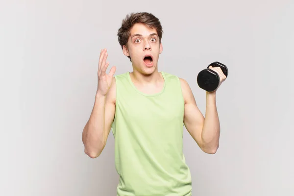 Jeune Garçon Criant Les Mains Air Sentant Furieux Frustré Stressé — Photo