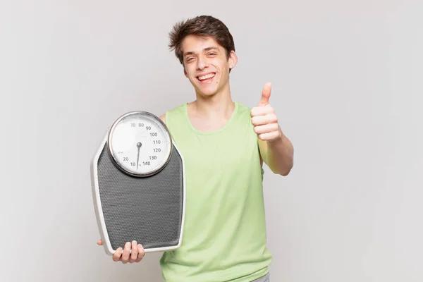 Joven Sintiéndose Orgulloso Despreocupado Seguro Feliz Sonriendo Positivamente Con Concepto — Foto de Stock