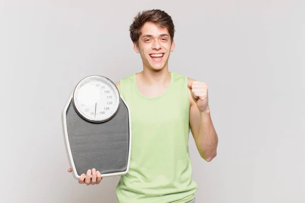 Jonge Jongen Voelt Zich Geschokt Opgewonden Gelukkig Lachen Vieren Succes — Stockfoto