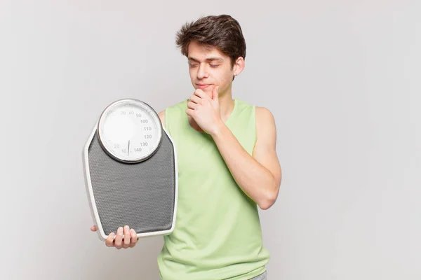 Jonge Jongen Glimlachend Met Een Gelukkige Zelfverzekerde Uitdrukking Met Hand — Stockfoto