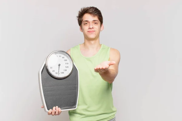 Jonge Jongen Glimlachen Gelukkig Met Vriendelijke Zelfverzekerde Positieve Look Het — Stockfoto