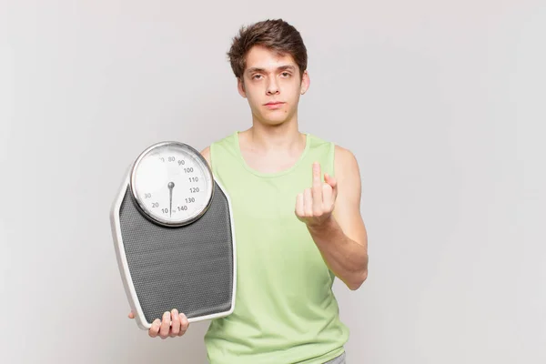 Joven Siente Enojado Molesto Rebelde Agresivo Volteando Dedo Medio Luchando — Foto de Stock