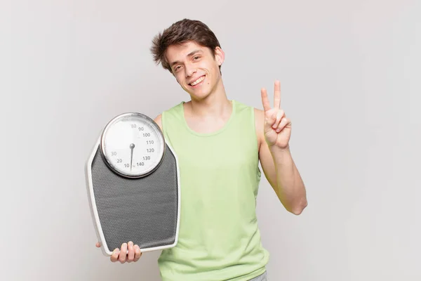 Jeune Garçon Souriant Regardant Amical Montrant Numéro Deux Seconde Avec — Photo