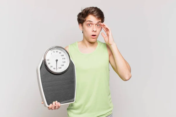 Joven Que Parece Sorprendido Con Boca Abierta Sorprendido Realizando Nuevo —  Fotos de Stock