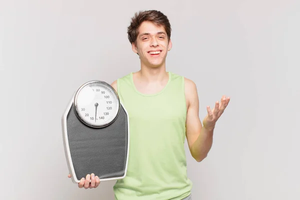 Joven Sintiéndose Feliz Sorprendido Alegre Sonriendo Con Actitud Positiva Realizando — Foto de Stock