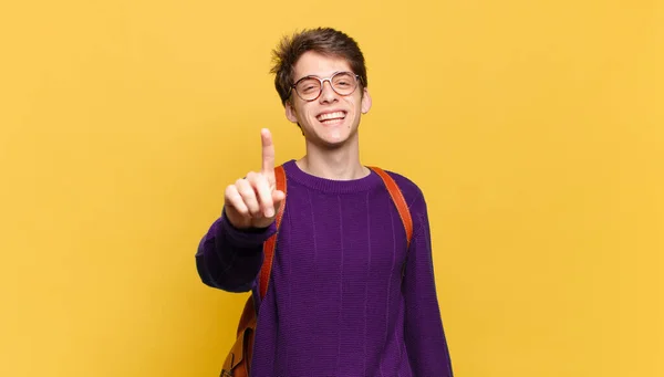 Jovem Estudante Menino Sorrindo Orgulhosamente Confiantemente Fazendo Número Pose Triunfante — Fotografia de Stock