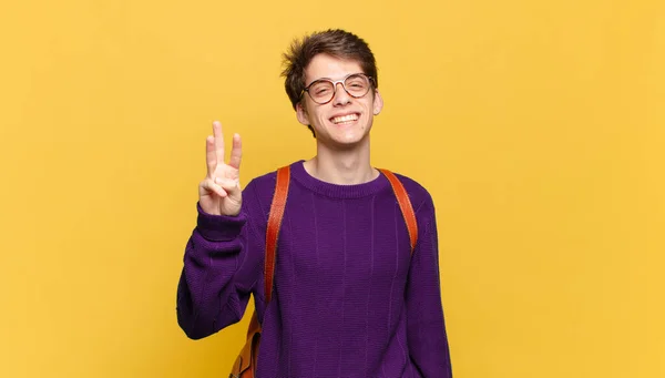 Jovem Estudante Menino Sorrindo Olhando Amigável Mostrando Número Três Terceiro — Fotografia de Stock