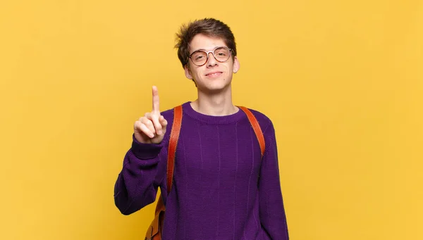 Jeune Étudiant Garçon Souriant Regardant Amical Montrant Numéro Premier Avec — Photo