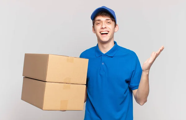 Paquete Joven Entregar Niño Sintiéndose Feliz Emocionado Sorprendido Sorprendido Sonriendo — Foto de Stock