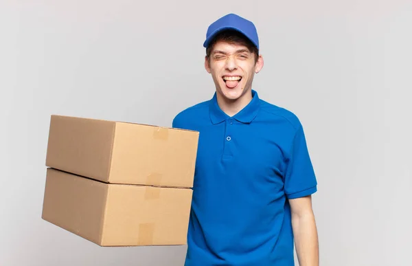 Paquete Joven Entregar Niño Con Alegre Despreocupado Actitud Rebelde Bromas — Foto de Stock