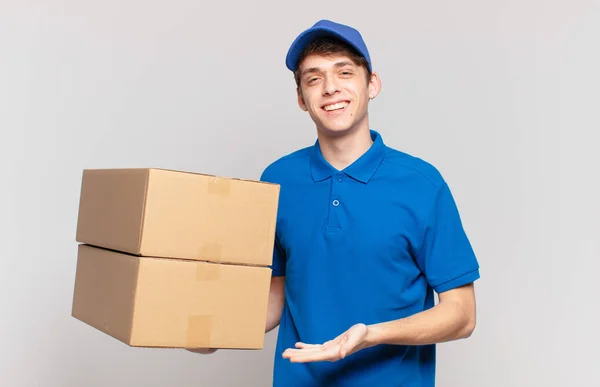 Paquete Joven Entregar Niño Sonriendo Alegremente Sintiéndose Feliz Mostrando Concepto — Foto de Stock