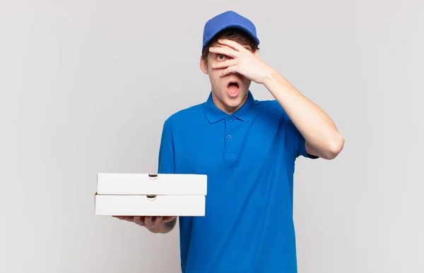 Jonge Pizza Leveren Jongen Kijken Geschokt Bang Doodsbang Bedekken Gezicht — Stockfoto