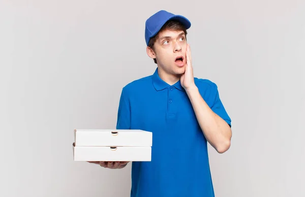 Młody Pizza Dostarczyć Chłopiec Uczucie Szczęśliwy Podekscytowany Zaskoczony Patrząc Bok — Zdjęcie stockowe