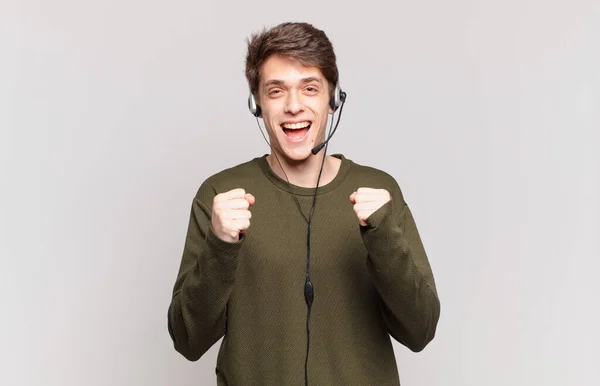 Ung Telemarketer Känsla Chockad Upphetsad Och Glad Skrattar Och Firar — Stockfoto